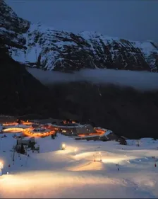 Skier en nocturne dans une station des pyrénées 