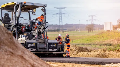 A69: La pose du revêtement de la future autoroute entre Castres et...