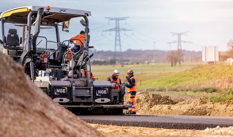 A69: La pose du revêtement de la future autoroute entre Castres et...