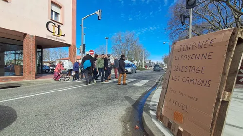 REVEL: action symbolique contre le passage des poids-lourds dans le...