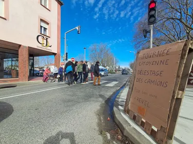 REVEL: action symbolique contre le passage des poids-lourds dans le...