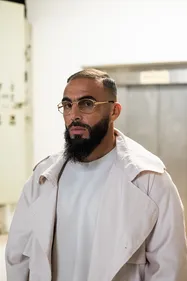 Albi. La partie de fléchette sur le portrait d'élus du rappeur...