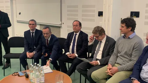 Colloque à l’Agrobiopole de Toulouse. François Hollande reprend...