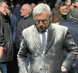 Gers : Le député Jean-René Cazeneuve enfariné lors d’une entrevue...