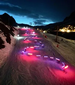 Pyrénées : une descente aux flambeaux le long des pistes pour la...