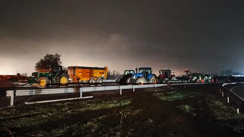 HAUTE-GARONNE: le barrage de l'A64 à Carbonne en cours de...