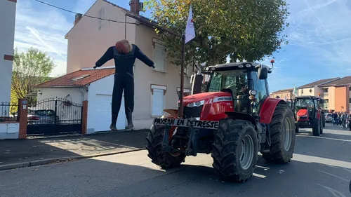 Tracteurs en opération escargot : démonstration de force des...