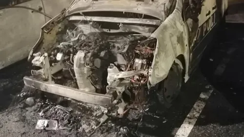 Un individu met le feu à trois voitures de police à Montauban