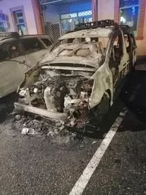 Un individu met le feu à trois voitures de police à Montauban