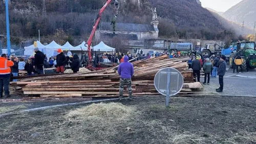 Dix jours de blocage : Ax-les-Thermes manque de denrées et...