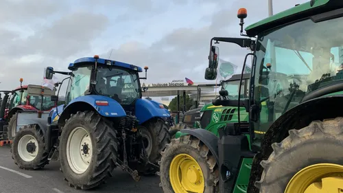 Les agriculteurs commencent le blocus de l'aéroport de...