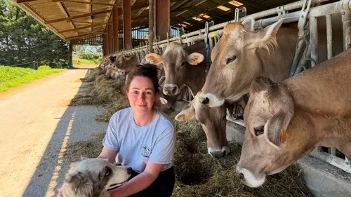 En Ariège, Manon Thomas transforme le lait de la ferme en fromages...