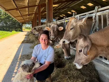 En Ariège, Manon Thomas transforme le lait de la ferme en fromages...