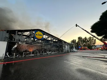 Un magasin LIDL ravagé par les flammes près de Toulouse 
