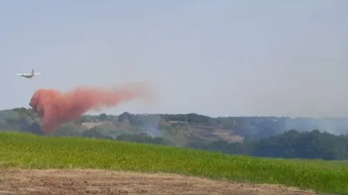 Un avion bombardier d'eau réquisitionné pour éteindre un incendie...