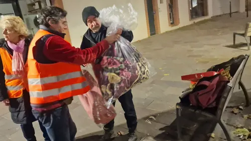 Vague de froid. "J'ai de la chance je dors sous un préau" raconte...