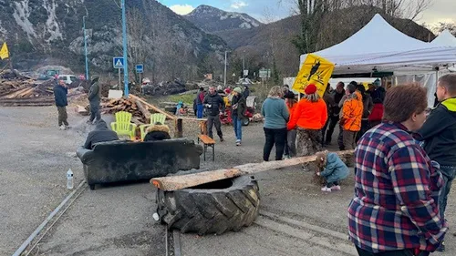 Crise agricole : la mobilisation se poursuit en Occitanie pour le...