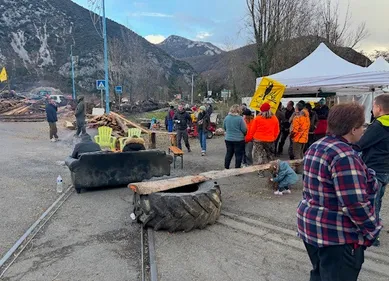Crise agricole : la mobilisation se poursuit en Occitanie pour le...