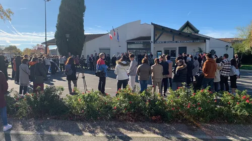 Traumatisés, les habitants de Saubens sont venus rendre hommage à...