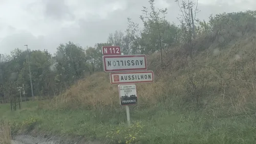 Tarn. Mais qui a bien pu retourner les panneaux de plusieurs...