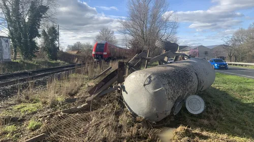 Labruguière. Un train percute la remorque d'un tracteur, trafic...