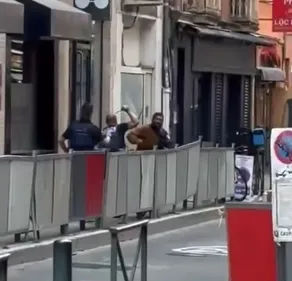 Toulouse : deux policiers municipaux blessés au couteau en...