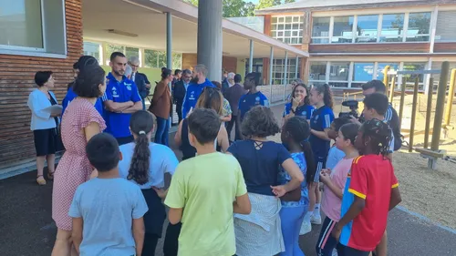 Sport santé : des joueurs et joueuses du Racing dans une école à...
