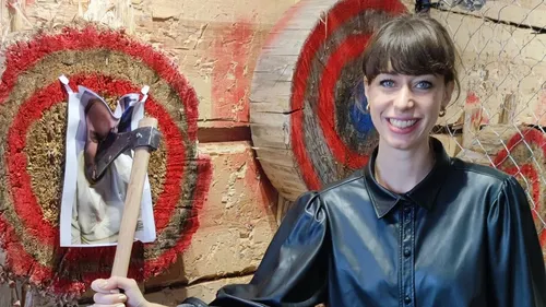 Estelle Challenge : (presque) lancer de haches sur ses collègues 