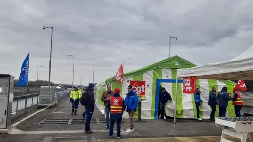 Levée du blocage à l'écluse de Marckolsheim