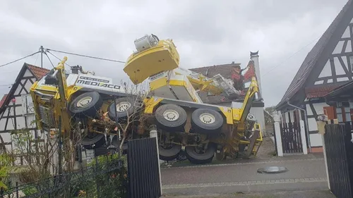 Niederroedern : une grue s'effondre sur une maison