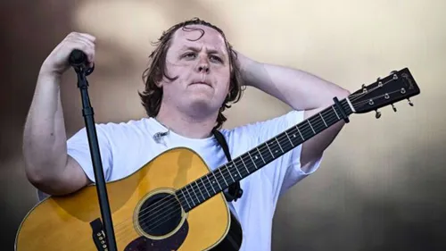 Lewis Capaldi soutenu par son public lors d’un festival