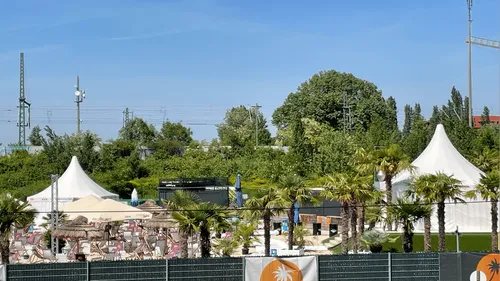 Les pieds dans le sable à la plage urbaine K-Beach à Kehl