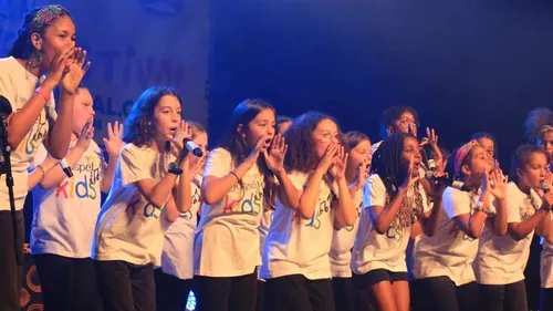 Les Gospel Kids avec Louis Bertignac : complet en une heure ! 