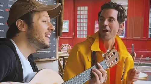 Mika et Vianney chantent sous la pluie à Paris