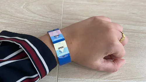 Un bracelet qui détecte la drogue du violeur dans son verre