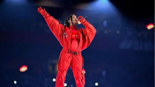 Rihanna habillée en tissu made in Alsace au Super Bowl 