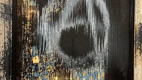 Strasbourg : du goudron sur les vitrines Vuitton