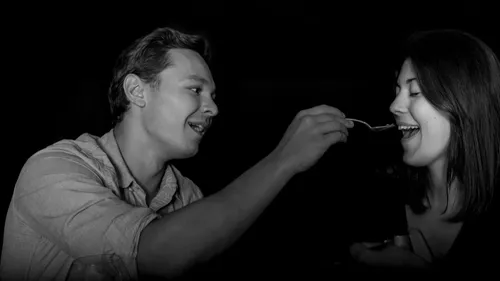 Un "date" dans le noir, est-ce que ça "matche" ?