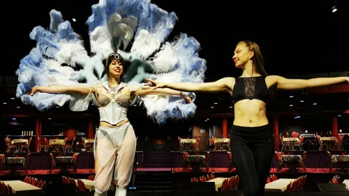 Un "cabaret challenge" pour Estelle : costume, talons et plumes 