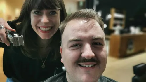 Movember Challenge : Estelle fait une moustache à... Charly !