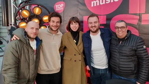 On Est Tous Debout en gare de Strasbourg avec Amir et deux...