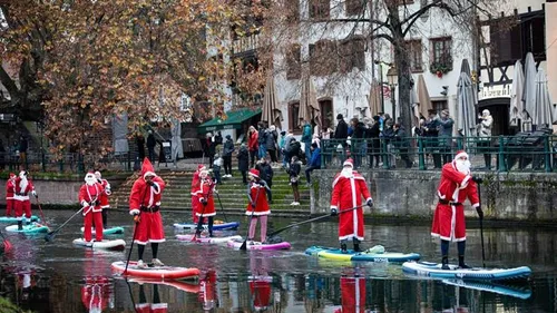 Strasbourg : des pères Noël en paddle de retour sur l'Ill