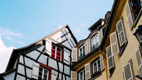  Stéphane Bern soutient la reconstruction d'une maison alsacienne