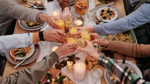 En vacances, 60 % des Français privilégient l’apéro aux cadeaux des...