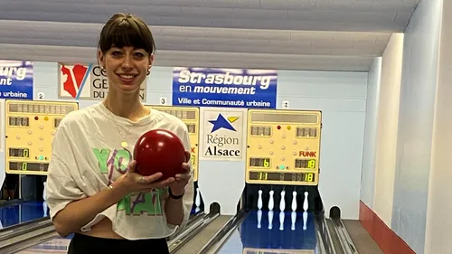 Challenge de quilles pour Estelle avec le Ninepin Bowling Classic