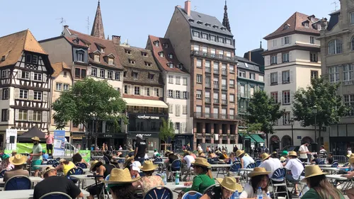 Strasbourg : une dictée géante, place Kléber