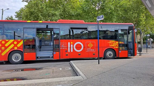 Une première en France : deux cars à hydrogène rétrofitée roulent...