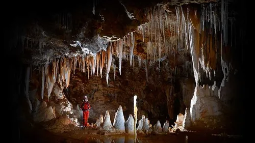 Hérault : la Grotte de Clamouse, entre science, aventure et fun...