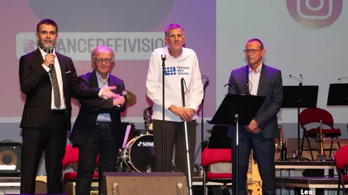 Les étoiles brillent dans le noir à la Grande-Motte