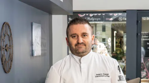 Pompier devenu chef du restaurant In Fine, Grégory brille dans le...